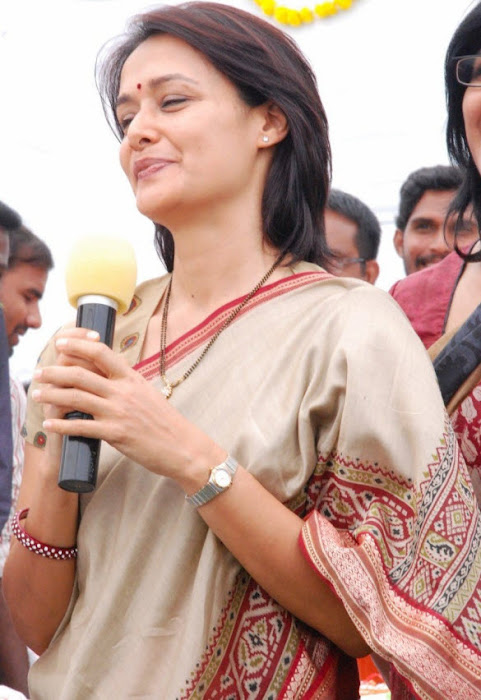 old amala nagarjuna saree actress pics